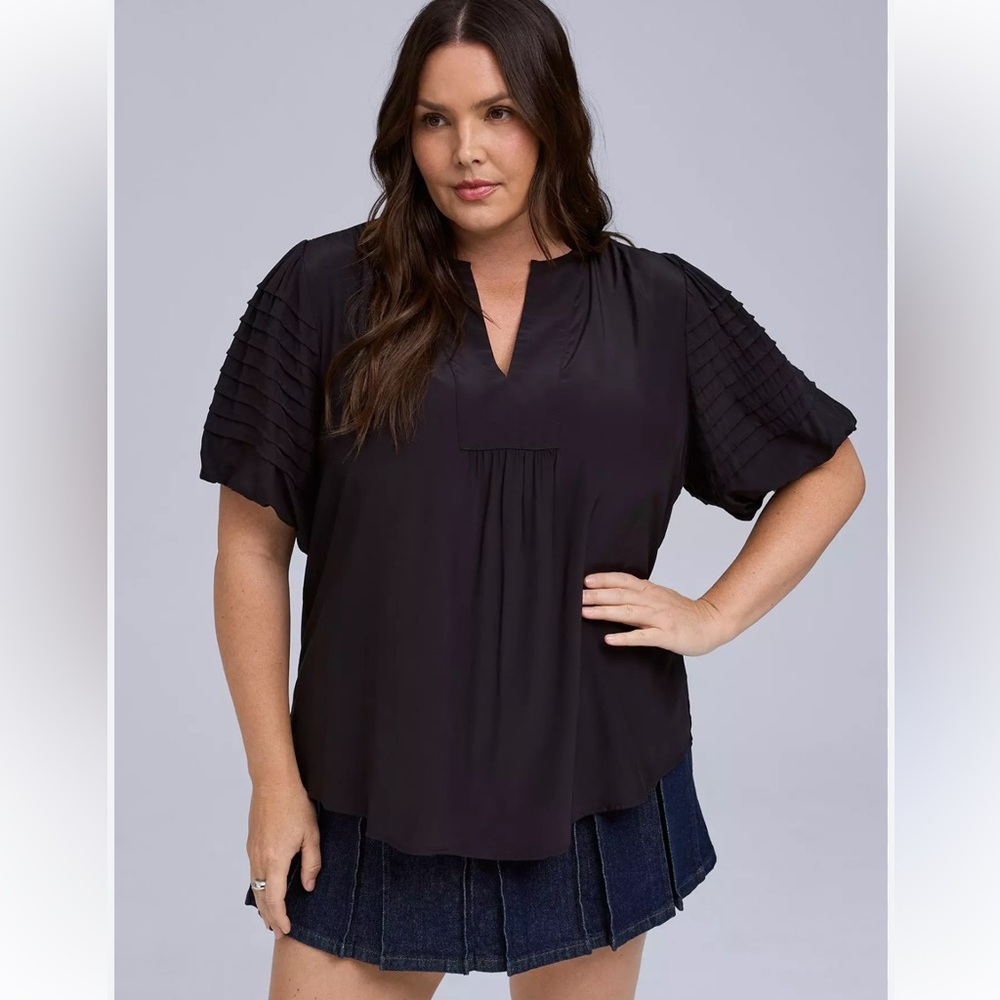 NWT Torrid Belle Isle Black Split Neck Pleated Puff Sleeve Blouse‎ 2
